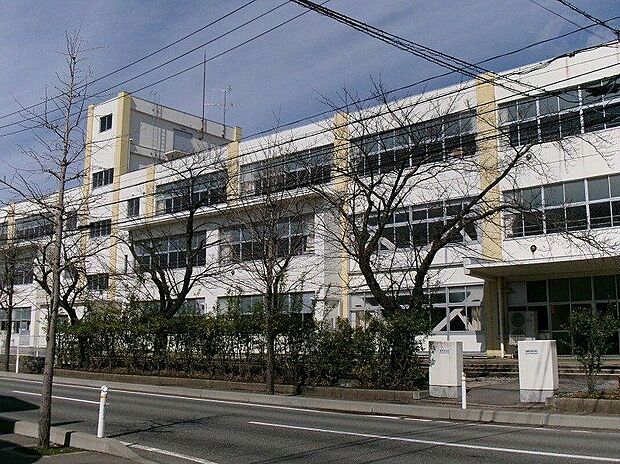 東小学校(約890m)