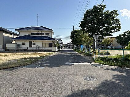 前面道路含む外観