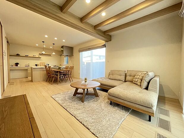 約18畳のLDKは、家族の一体感と安らぎをもたらします。