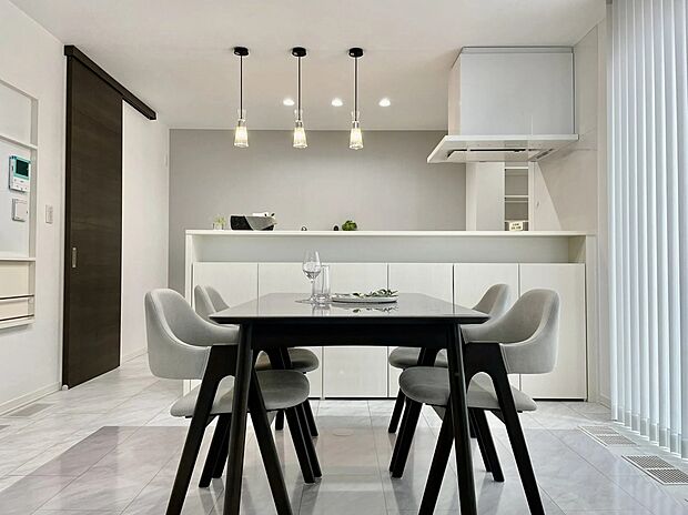 キッチンからLDK全体を見渡せる開放的なつくり。対面キッチンにはミーレ製食洗機を備え、家事の負担も軽減できます。家族との会話を楽しみながら過ごせる、ゆとりと心地よさを感じる空間です。