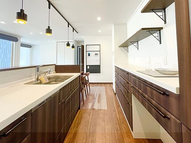 カフェ風な収納充実のクリナップキッチン