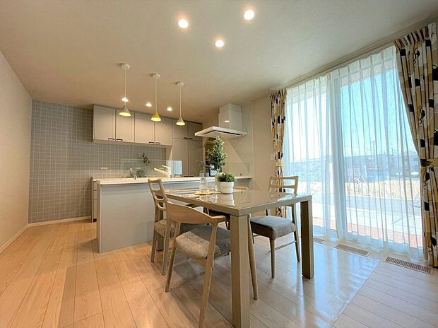 やわらかな色調でまとめたキッチンは、リビングやダイニングとつながる開放的な設計。パントリーやスムーズな動線で家事効率もアップし、家族の気配を感じながら過ごせる心地よい空間です。