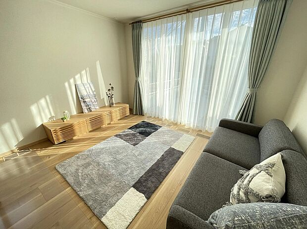 大きな窓から陽光が降り注ぐ明るいリビング。足元から暖かい「快適エアリー」で冬も快適に過ごせ、家族が自然と集まる穏やかな時間を実現します。※家具・調度品は販売価格に含みません。