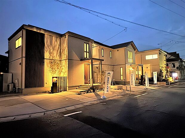 統一外構の素敵な街並み。夜も明るくて安心感があります♪