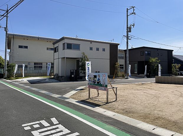 【分譲地の街並み現地写真】街並みガイドラインがあり、統一した街並みを形成します。 2025年5月撮影