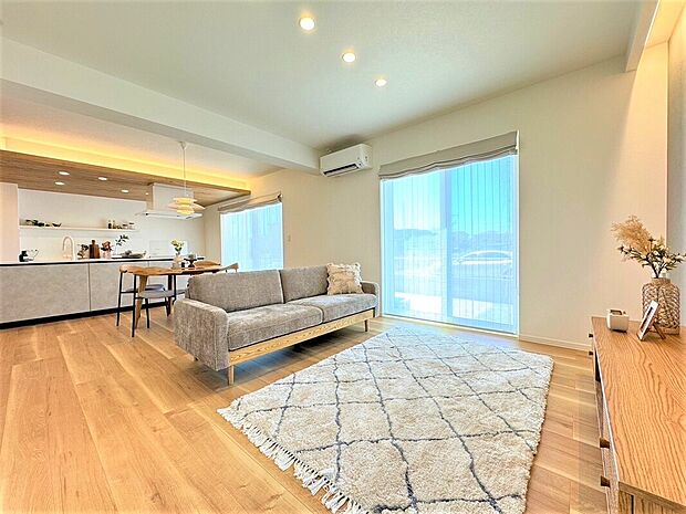 【【1号地リビング】】南側に大きな窓を設ける事でとても明るいです♪
室内(2024年7月)撮影