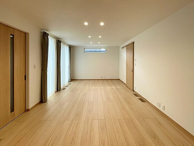 【建物プラン例(2号地)】建物参考価格3091万円(外構工事費等が別途必要となります)建物面積98.16m2、太陽光発電4.77kW、蓄電池4.9kWhの5LDK※パースは、イメージです。家具等は含まれません。