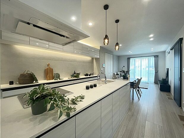 【キッチン】ダイニングとキッチンが隣接。自然と家族の会話が生まれます♪