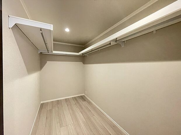 【ウォークインクローゼット】3.9畳の広々ファミリークローゼット。ハンガーパイプが充実し、掛ける収納で衣替えもラクに。バルコニーやサンルームにも近く、洗濯物をそのまましまえる便利な動線が魅力です。