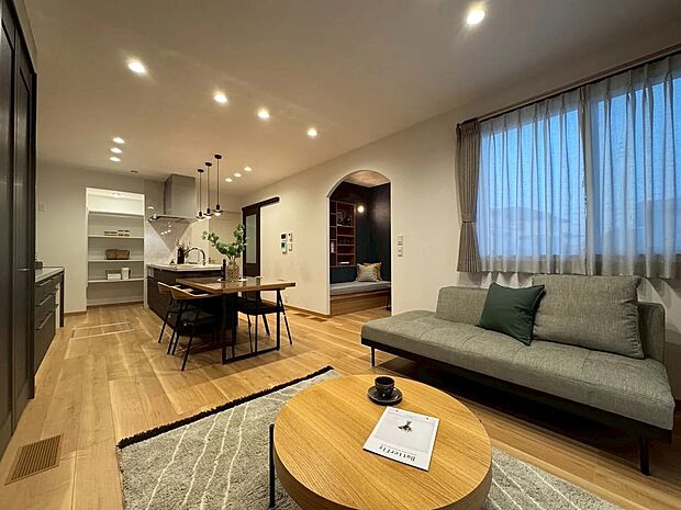 【5号地　リビング】リビングはブルックリンスタイルのインテリアで落ち着いた空間を演出♪家族とほどよい距離感でつながるヌックスペースもあります。