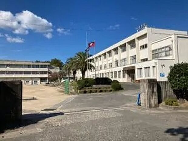 浅口市立鴨方中学校(約2m)