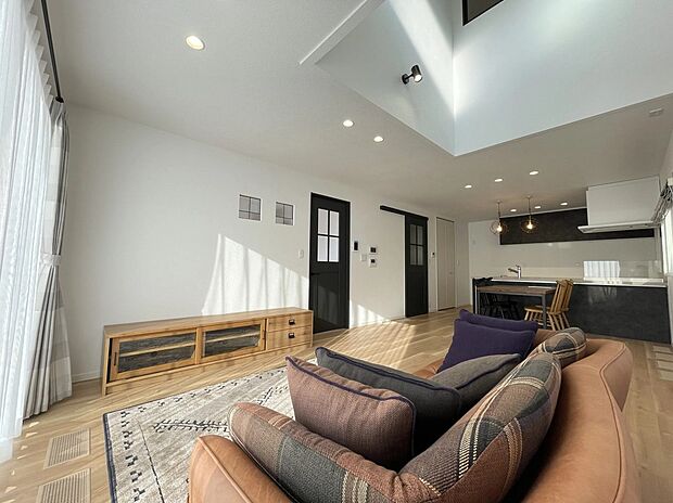 【リビング】吹き抜けにより開放感が抜群のLDK♪