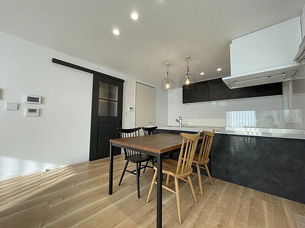 【ダイニング】配膳・片付けの負担が軽減されるダイニングです。