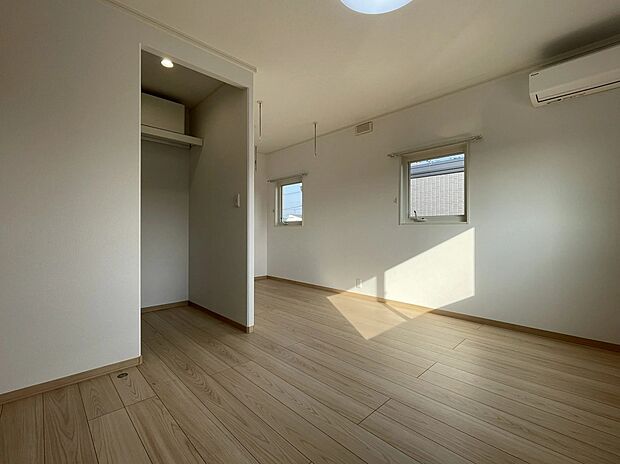 【4号地 主寝室】木のぬくもりを感じるフローリングとやわらかな日差しが、明るく開放的な空間を演出。シンプルな間取りに収納も備え、心地よくリラックスできる寝室です。