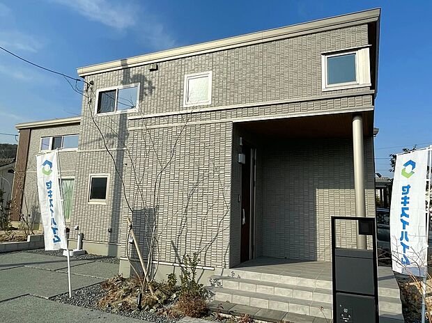 【3号地】重厚感あるタイル外壁が落ち着いた印象の玄関まわり。ゆとりあるアプローチが上質な雰囲気を演出します。統一感あるデザインで、街並みの美しさも引き立ちます。