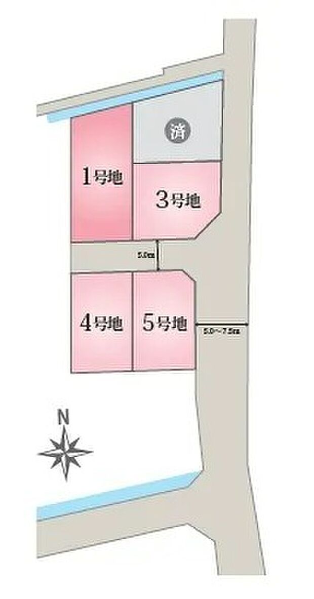 【全体区画図】全5区画の整った分譲地。各住戸にゆとりを持たせた配置で、プライバシーと開放感を両立しています。道路幅も確保されており、車の出し入れもスムーズに行える安心の住環境です。