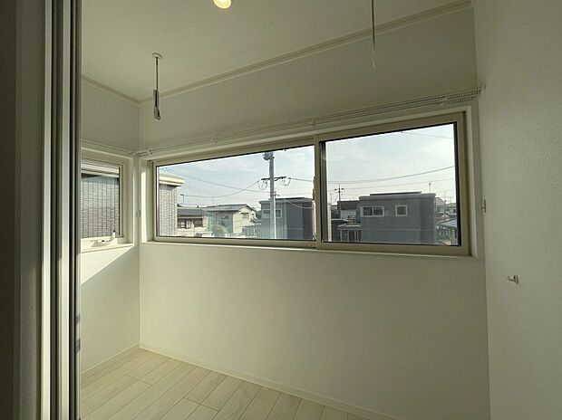 【1号地 サンルーム】天候や時間を気にせず使えるサンルーム。大きな窓から光が入り、室内干しでもしっかり乾きます。忙しい毎日を支える、便利でうれしいスペースです。