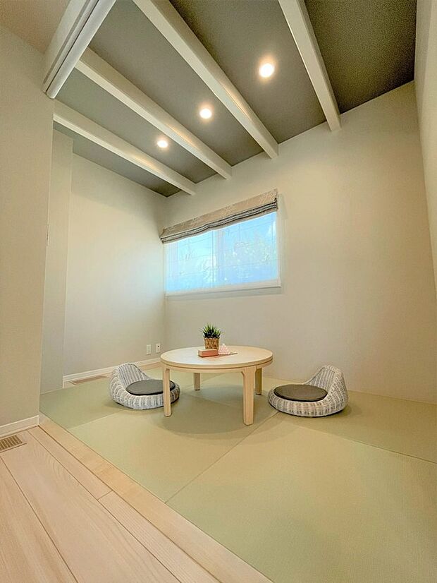 【フレキシブルスペース】LDKの一角に設けた3畳の畳コーナー。化粧梁がアクセントとなり、木の温もりを感じられる空間です。オープン設計でLDKに奥行きと開放感をプラスし、くつろげる心地よい場所に。