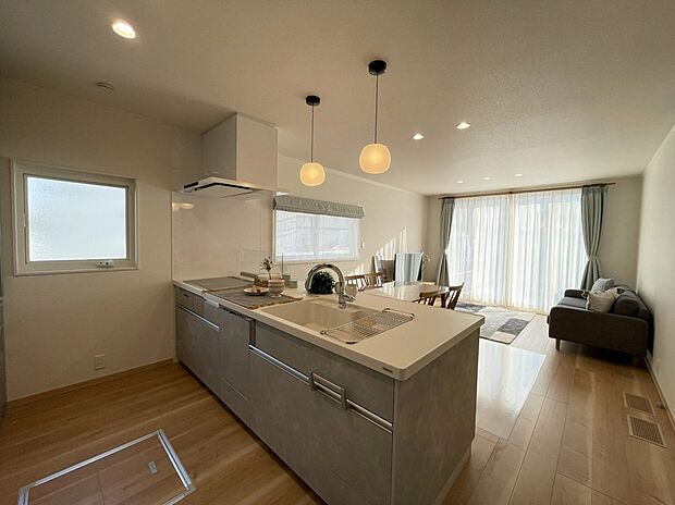 【キッチン】リビング全体が見渡せるオープンキッチンで、家族との会話も自然に弾む空間。安心して家事ができ、温かな光と笑顔あふれる理想のLDKです。※家具・調度品は販売価格に含みません。