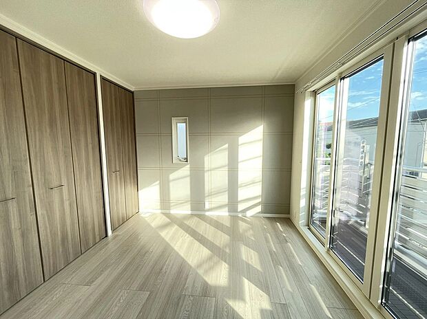 【主寝室】南向きの大きな窓から陽光が降り注ぐ明るい主寝室。壁一面の大容量クローゼットで衣類もすっきり収納でき、心地よい光に包まれながら穏やかに一日を過ごせます。※家具・調度品は販売価格に含みません。