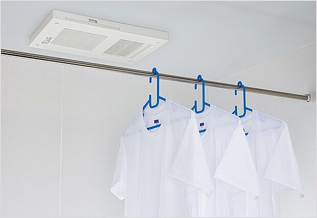 【浴室乾燥機】(1)花粉の季節や梅雨時の洗濯の強い味方！
(2)浴室に干して、お部屋がスッキリ。
(3)花粉・梅雨時期の洗濯物ストレスを軽減。
※1号地、2号地、3号地