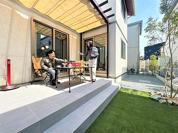 【2号地_外観】プライベートガーデン（うちそとテラス）♪天気の良い日は家族みんなで過ごせるお庭付き！