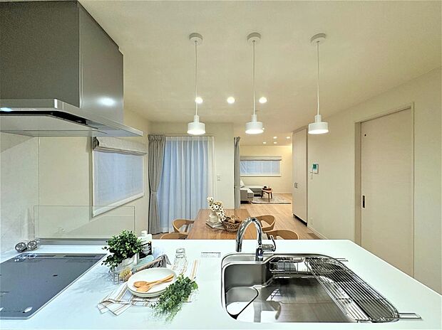 【1号地_LDK】キッチンからLDK全体が見渡せます。奥行きのある空間で広々♪