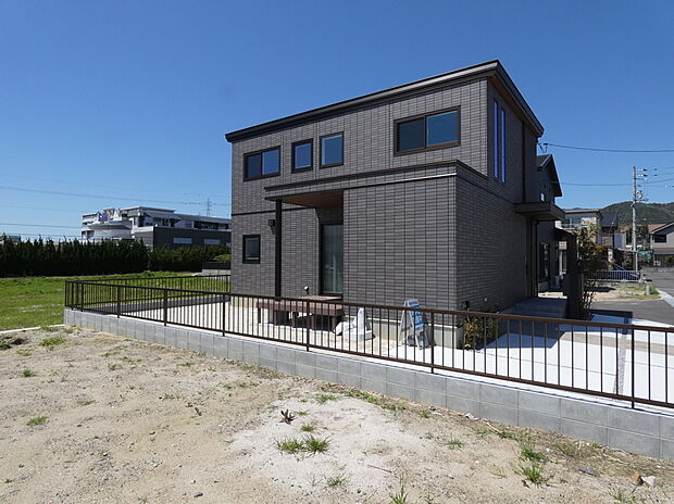 重厚感のある外観です。(2026年4月撮影)