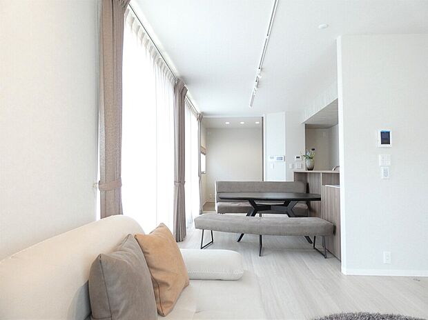 【【2号地】LDK】リビング⇒ダイニング⇒和室と広く続く空間です。(2025年7月撮影)※写真に掲載の家具は販売価格に含まれます。その他の調度品は含まれません。