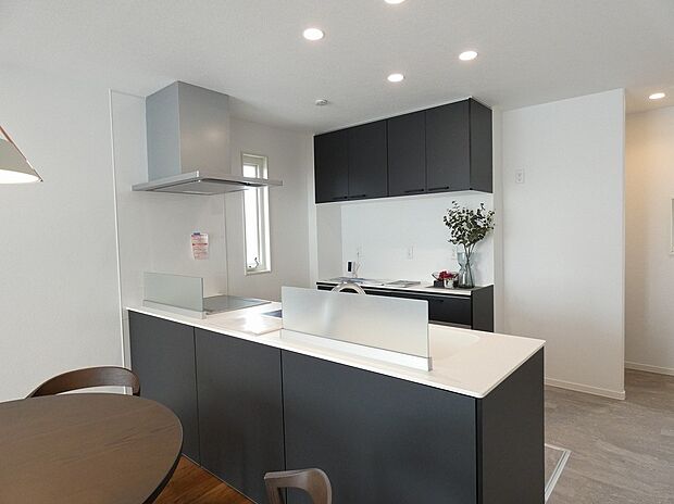 【【1号地】キッチン】天板がダイニング側にでていないスタイリッシュなキッチンです。※写真に掲載の家具は販売価格に含まれます。その他の調度品は含まれません。(2025年11月撮影)