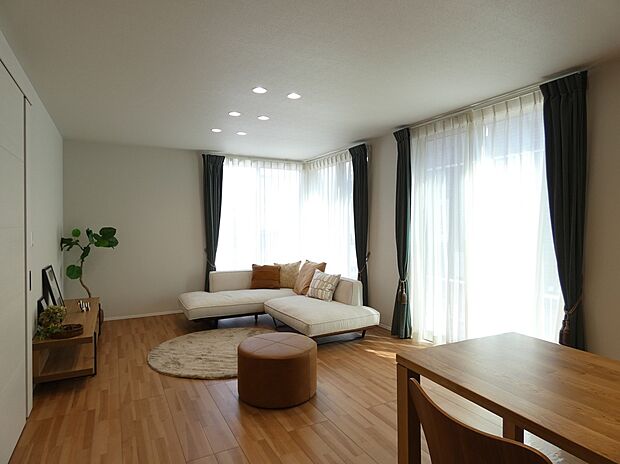 【【2号地】LDK】コーナー開口から光がたっぷりそそぐリビングです!※写真に掲載の家具は販売価格に含まれます。その他調度品は販売価格に含まれません。(2025年8月撮影)