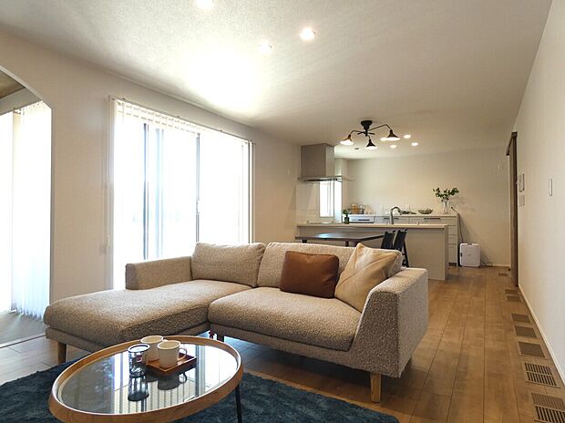 【LDK】広々LDKです!※写真に掲載の家具は販売価格に含まれます。その他調度品は含まれません。(2026年4月撮影)