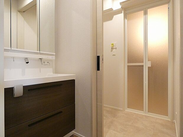 【洗面室・脱衣室】洗面と脱衣室は分かれています。(2026年4月撮影)