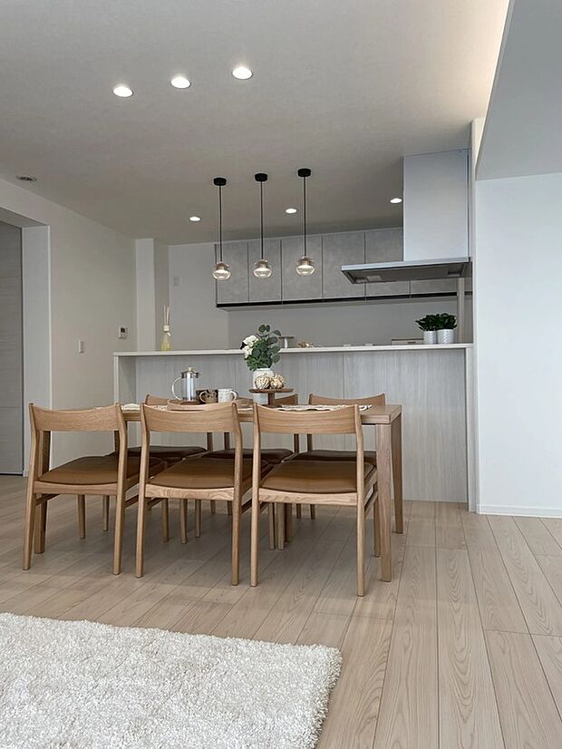 シンプルで上質なリビング。
明るく落ち着いた雰囲気が、毎日の暮らしをやさしく包みます。