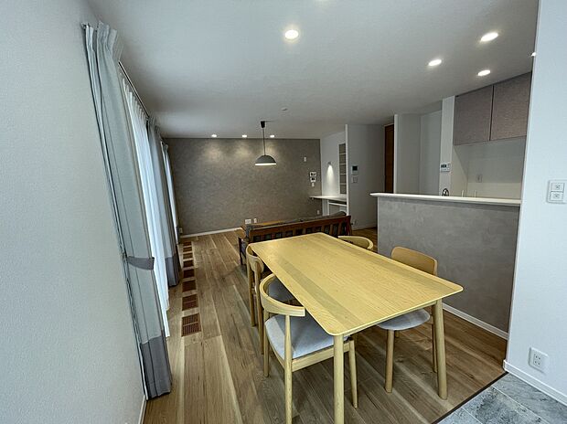 【3-13 LDK】19畳のLDKで室内干しスペースはタイル調のフローリングにしております♪