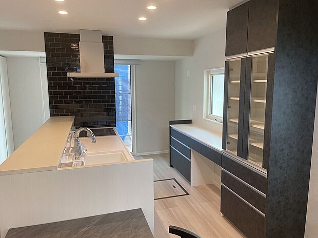 【6-5　キッチン】アイランドキッチンで家事分担がしやすいです！ご家族皆様で料理のお手伝いを楽しまれてはいかがでしょうか？