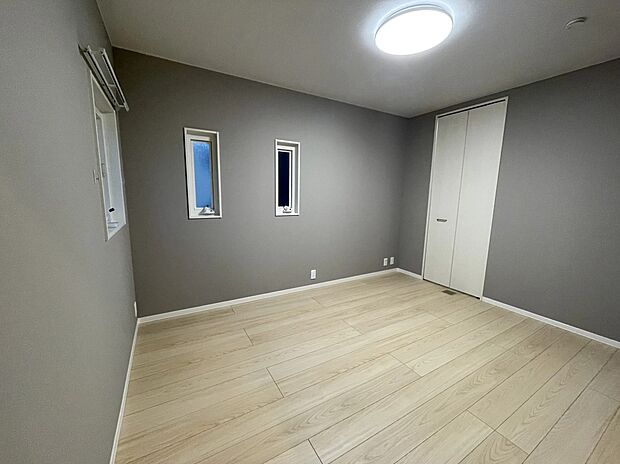 【★リビング以外の居室(２号地)】プライベートな時間をゆったり過ごせる落ち着いた居室、
採光・通風に優れ、快適にお過ごしいただけます。