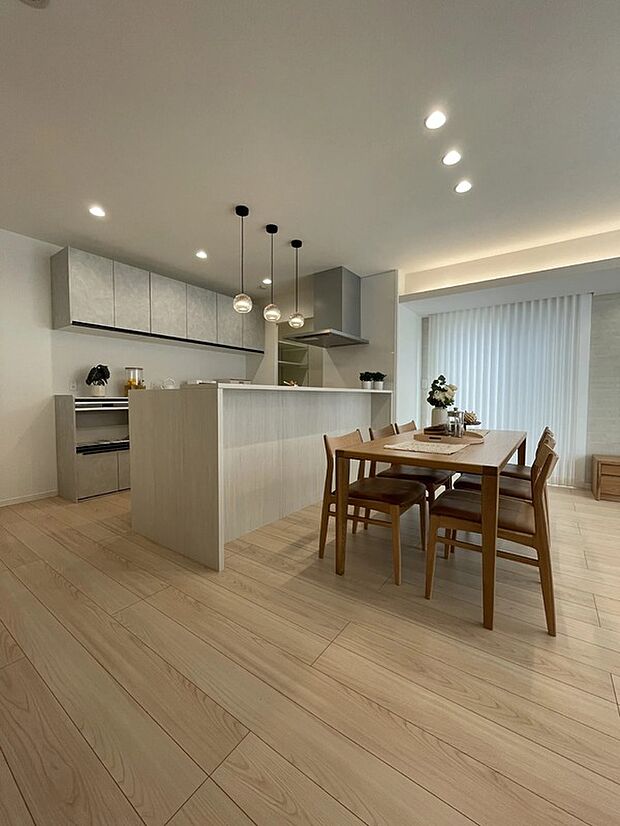 【リビング】大きな窓から光が差し込む明るいリビング。
開放感あふれる空間で、家族の時間をゆったり過ごせます。