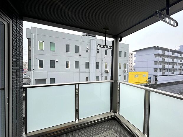 【バルコニー】開放感のあるバルコニーで、日当たり、風通しも良好です
洗濯物もよく乾き、心地よい暮らしを楽しめます。