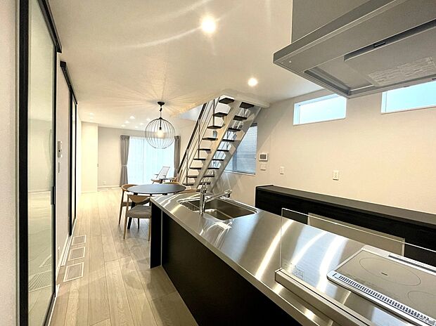 【☆リビング(1号地)】シンプルで上質なリビング。
明るく落ち着いた雰囲気が、毎日の暮らしをやさしく包みます。