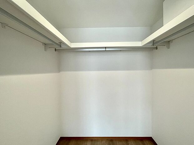 【収納】【6号棟】収納力のあるウォークインクローゼットを備えており、衣類はもちろん季節物や小物類まですっきり整理でき、居住空間を広くお使いいただけます。