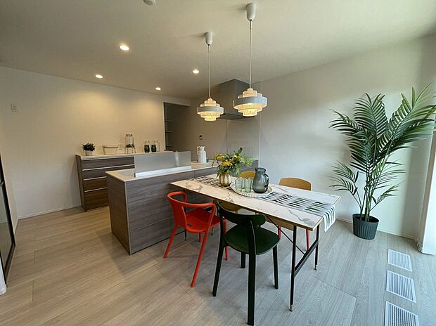 【リビング】19.9帖のL字型LDKは、空間にメリハリをもたらし、機能性とくつろぎを兼ね備えた上質な住空間を演出します。