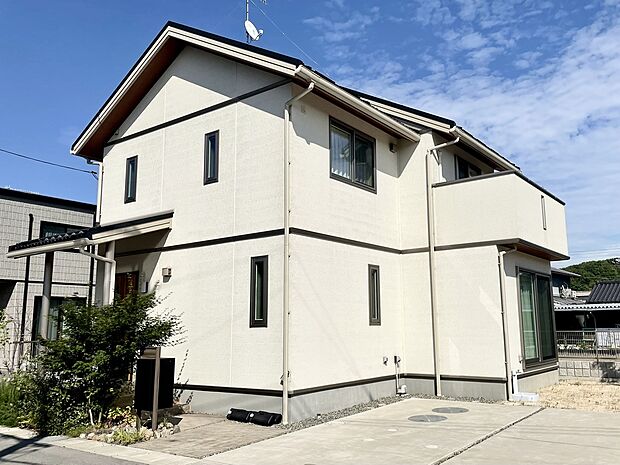 真っ白な外壁に目が惹かれる、可愛らしいナチュラルモダンな佇まい