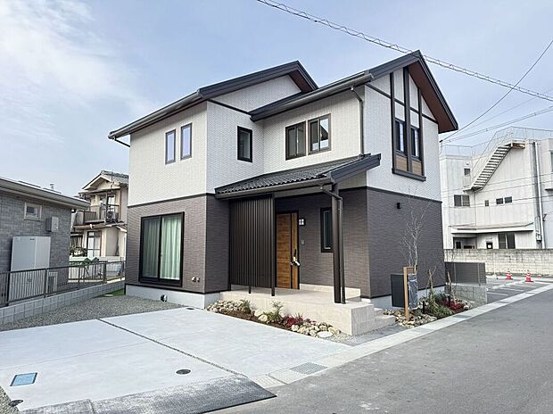 スマートハイムシティ草戸10号地 分譲住宅
広々玄関ポーチで来客時も安心です。
