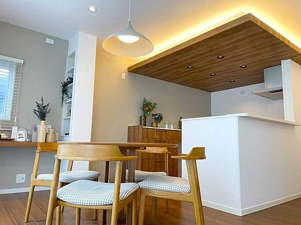 丸型ダイニングテーブルが空間にリズムを生み、キッチンの間接照明が上質な雰囲気を演出。