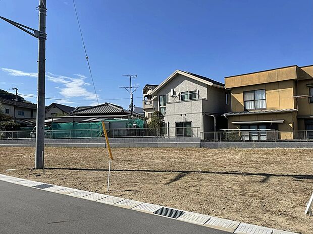 1号地
敷地面積:170.63m2(51.61坪)日当たり良好!区画の端に位置し、大通りへの出入りもスムーズです。お買い物にも便利な立地で、お気に入りの家具に囲まれた新生活を始めてみませんか?