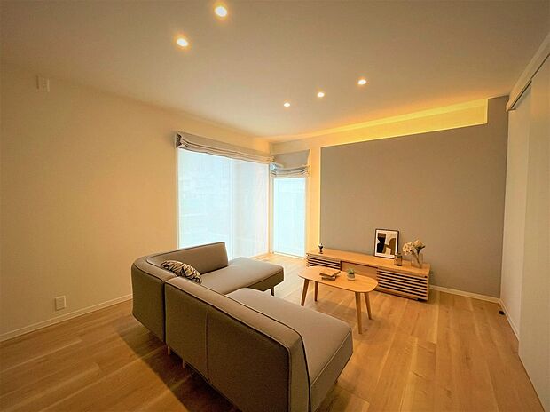 間接照明とコーナー開口窓で明るさを演出。雰囲気あるお洒落なリビングでゆったりとしたひと時を過ごしてみてはいかがですか。