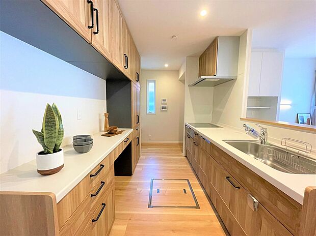 お洒落な木目調のキッチンからの動線には大容量のパントリー収納。必要な物にすぐに手が届くのでお料理の負担も軽くなります。