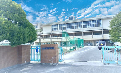 済美中学校 約1,700～1,770ｍ(徒歩約22分)