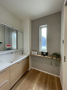 お子様とご両親様が横並びにご利用いただける洗面台